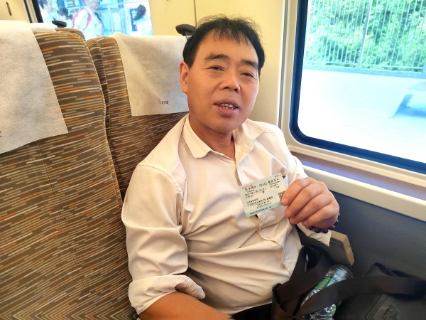 赵顺发乘坐高铁。彭水县融媒体中心供图